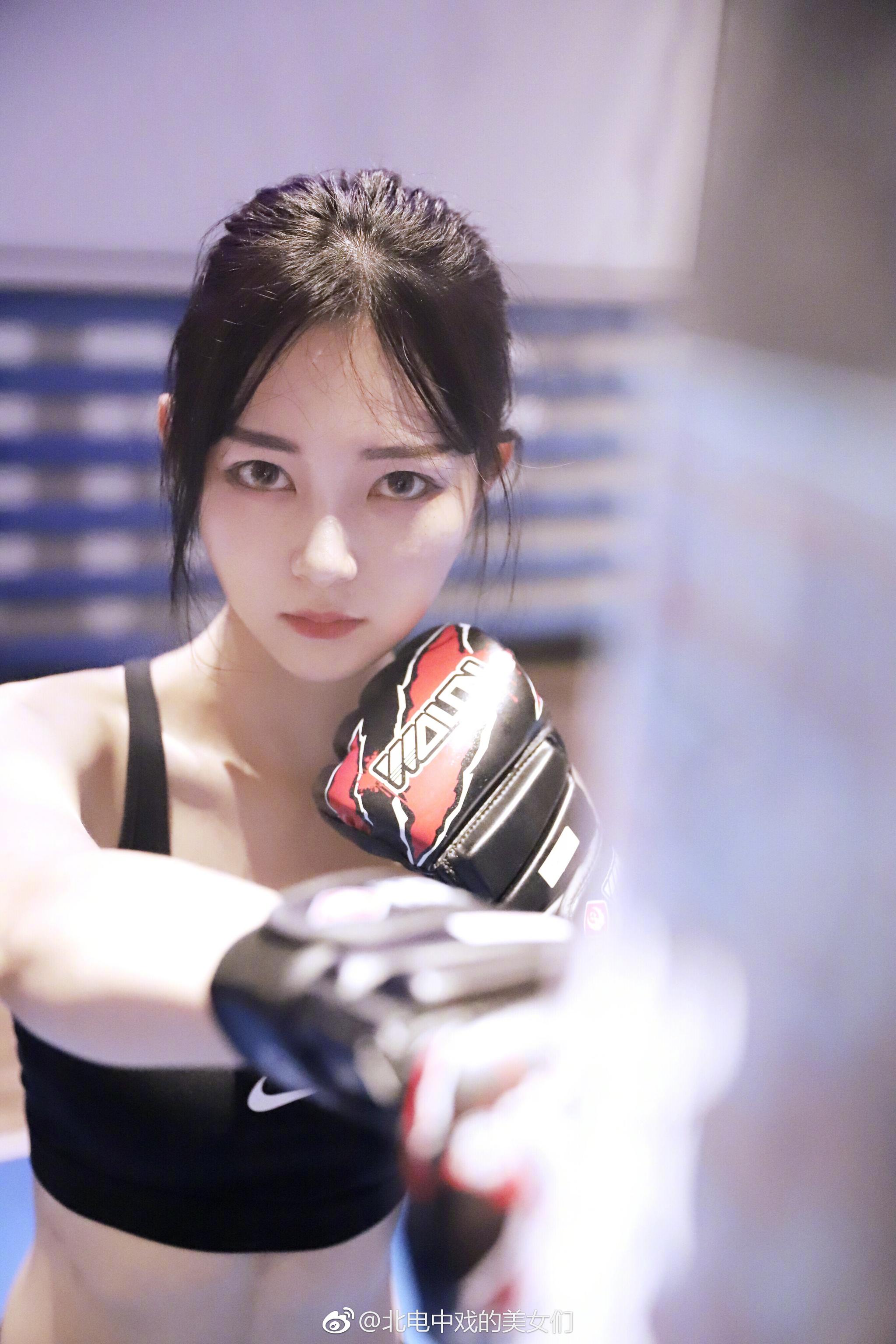 就读于韩国西江大学新闻放送专业。来自浙江杭