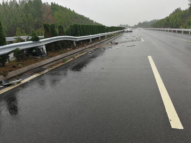 雨天开车请降低车速，规避行车风险，生命安全高于一切！