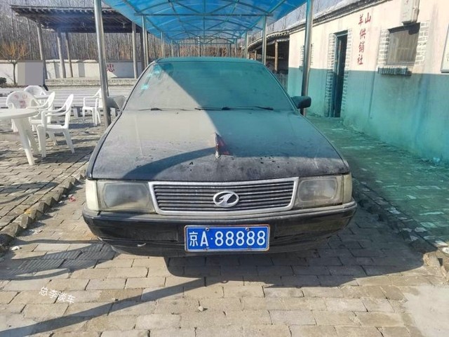 羊山供销社门前发现一辆车,这京a88888红旗车是真的吗