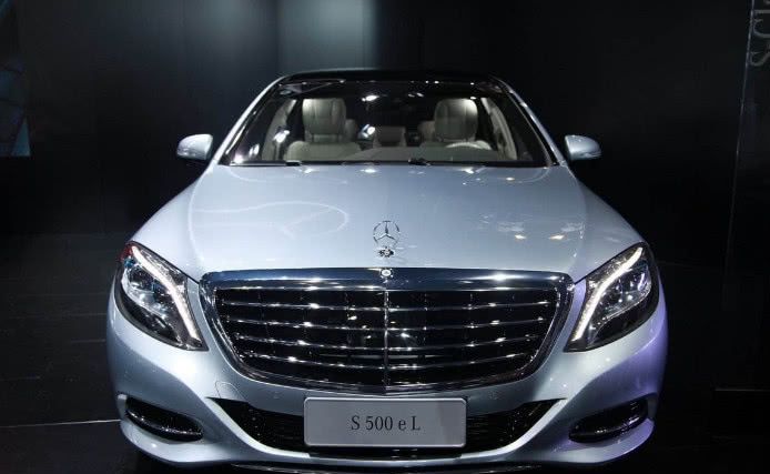 绿色车牌的奔驰,价值175万,网友:我总感觉这奔驰不正宗