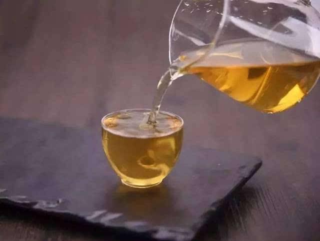 睡前喝“蜂蜜水”, 到底能不能减肥? 我一直乱喝, 难怪长胖了