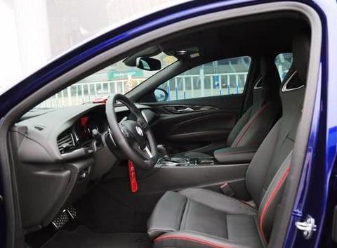 豪华气魄一点不输奔驰C级，事实证明，开着比bba的更有面子