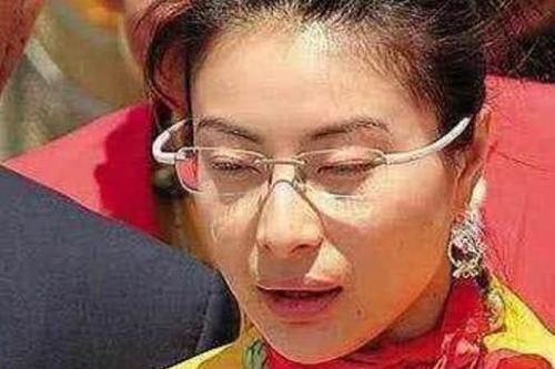 郭晶晶近照曝光吓坏网友,双眼近乎失明!连生二