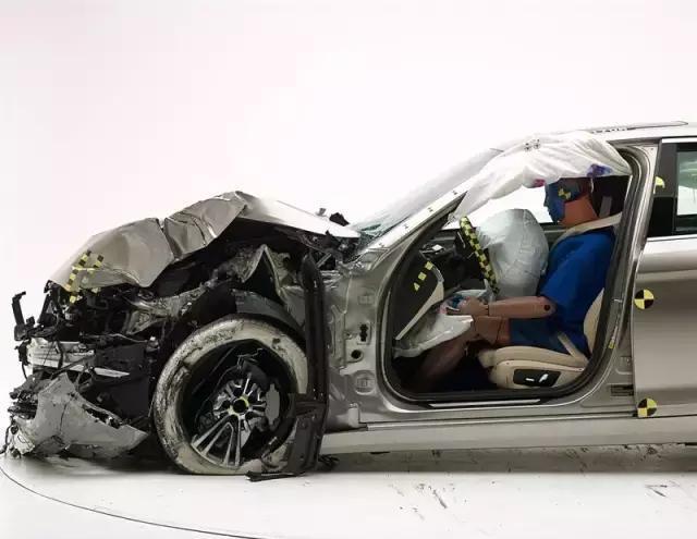 美国IIHS和欧洲NCAP都给5星, 宝马新5系到底