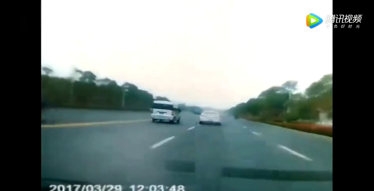 ta又来了！这辆乱变道的电动车，你可把面包车害惨了