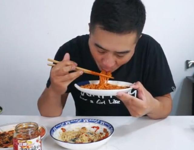 泰国"老糕点"vs中国辣椒酱,韩国朝天椒时间!文殊院干妈v糕点辣酱图片