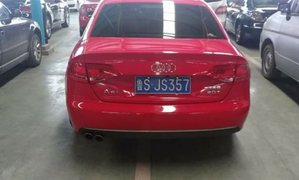 男子13万买辆奥迪A4L,一周后异味熏天,掀开坐