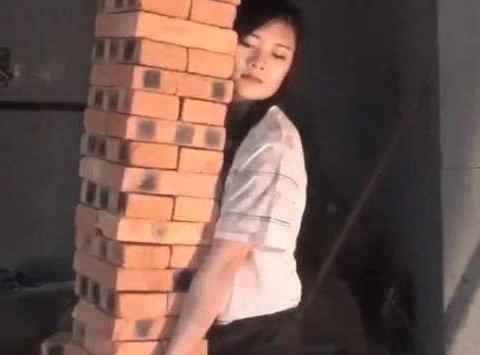 90后美女在工地搬砖, 最大愿望是嫁给好男人, 网友: 好想认识你