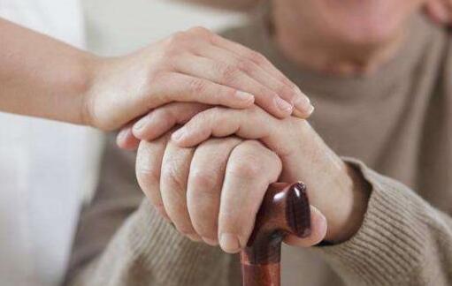 手总是不受控制的颤抖?可能是这几种疾病的信