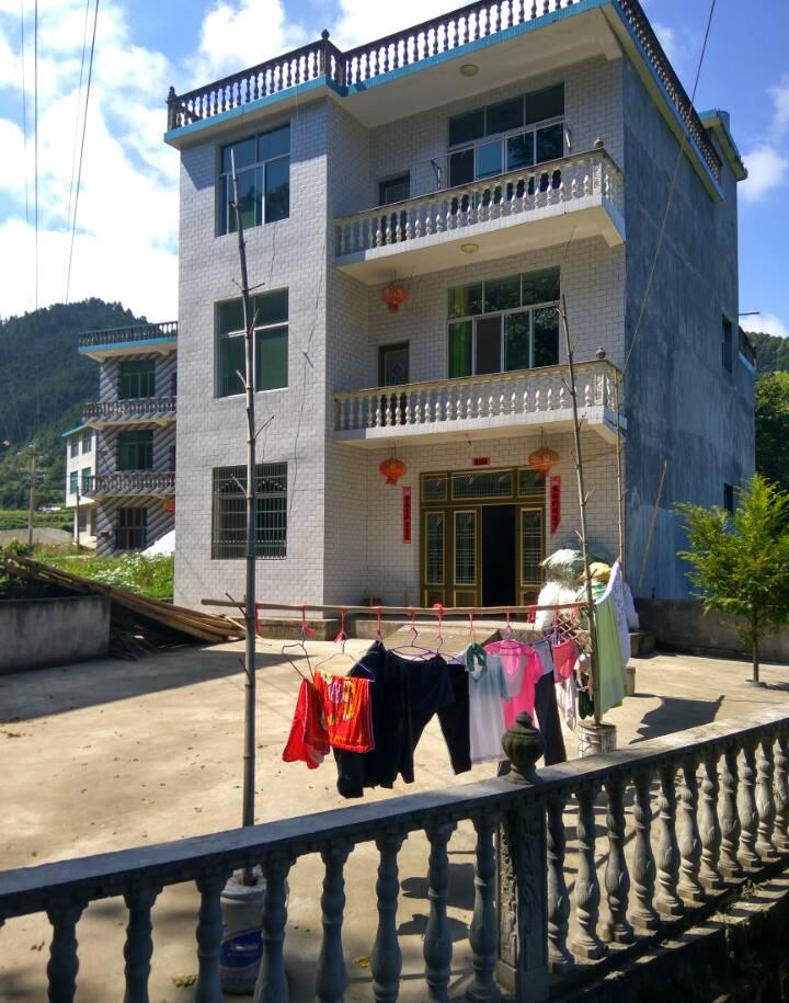 在农村, 有人住楼房, 有人住破房, 区别真的很大!