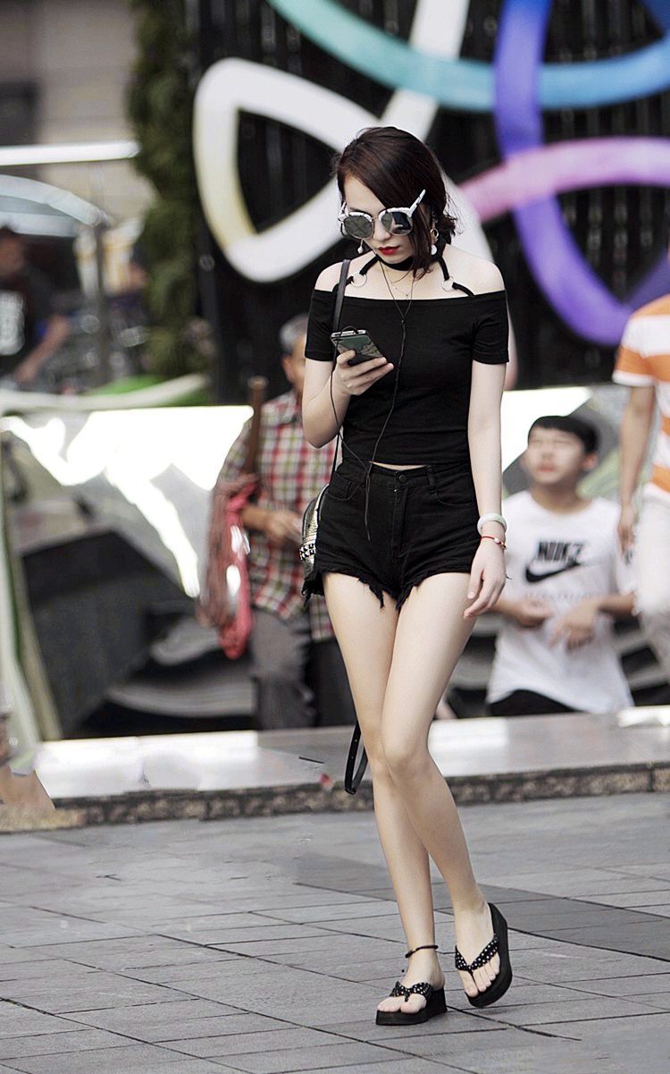 街拍:辣妈型轻成熟美女,时尚又性感,每个都很有女人魅力