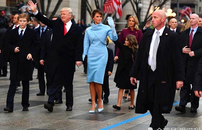 美国总统的光头保镖太神秘,全程保持一个姿势,将军:暗藏杀机