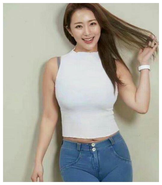 爱穿紧身裙的美女,好身材小姐姐凹凸明显,非常的吸睛迷人!