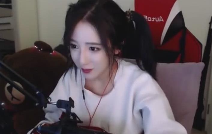 绝地求生:性感呆妹儿竟然在线发福利,舍友看完想正面刚你!