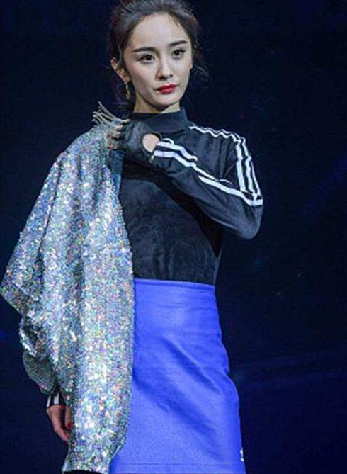 杨幂穿黑色紧身T桖, 胸前两处凸的明显 网友: 都