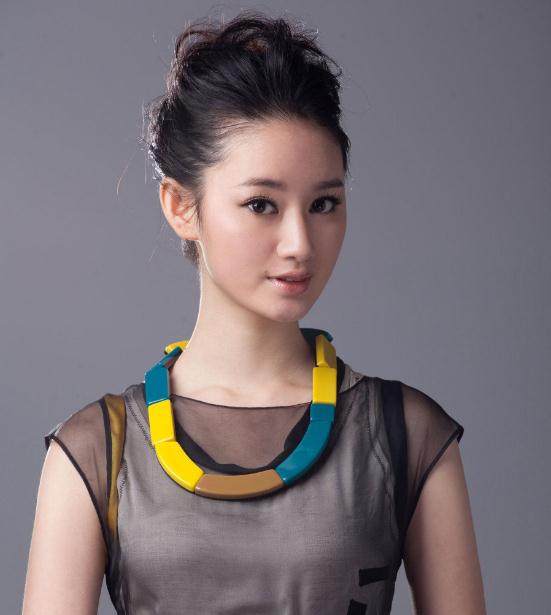 同为25岁女星,孙怡甜美,孙雪宁清纯,都输给毕业于清华