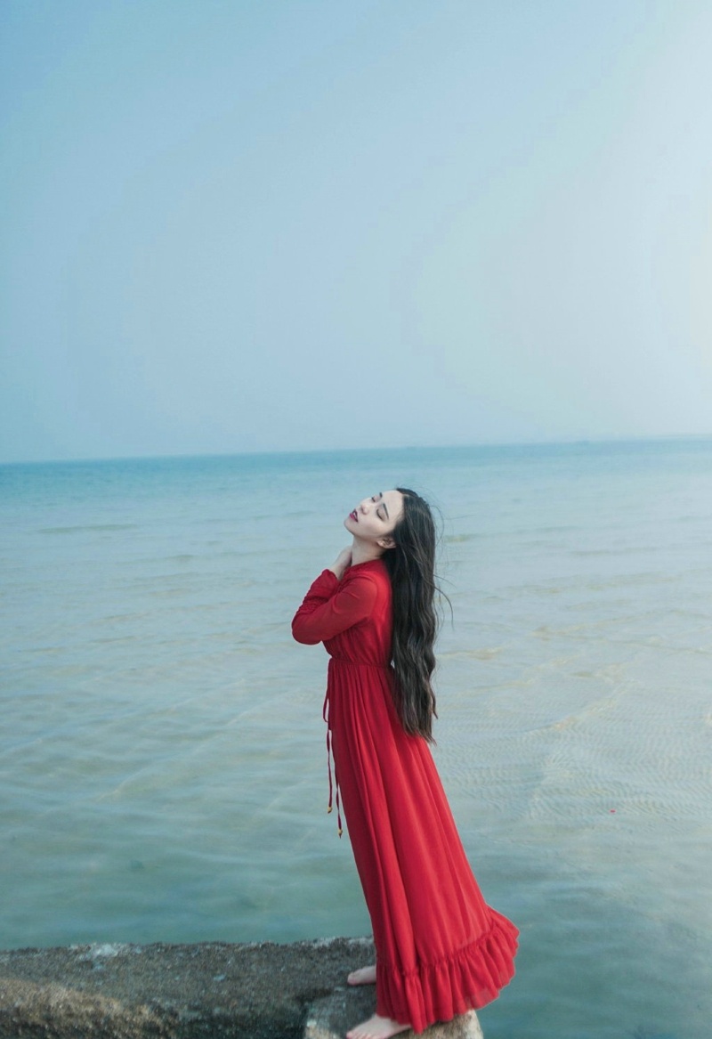 孤岛上的红裙美女孤独意境写真集 @微相册 @微博摄影