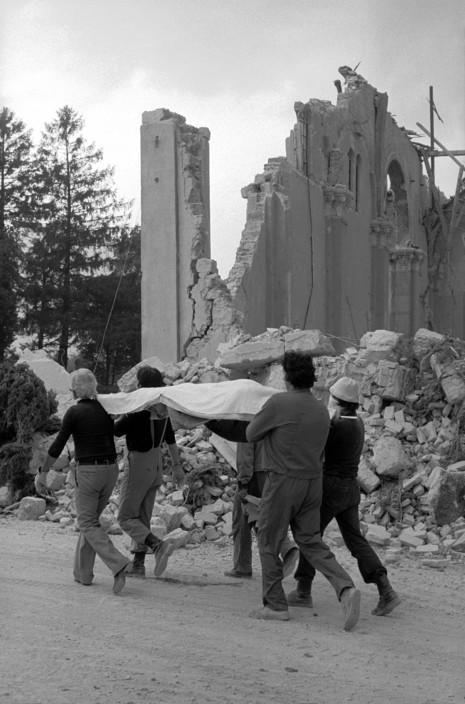 老照片:1976年意大利的地震 多个城镇被夷为平