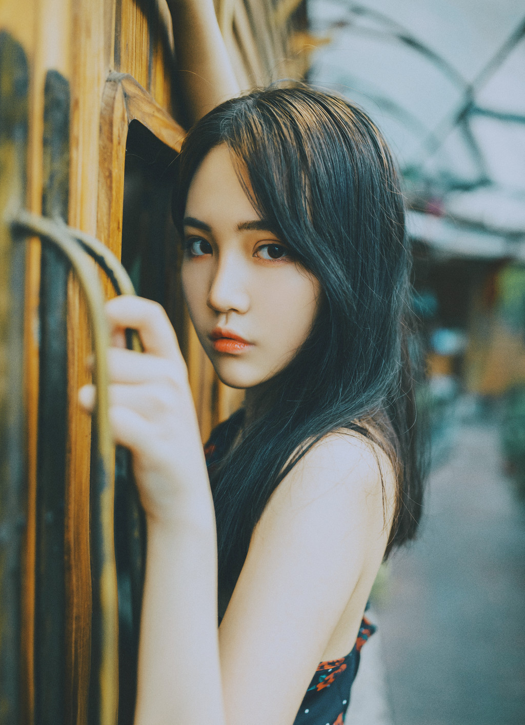 《木屋子》小女孩的情绪片摄影 | 摄魂术 更多→