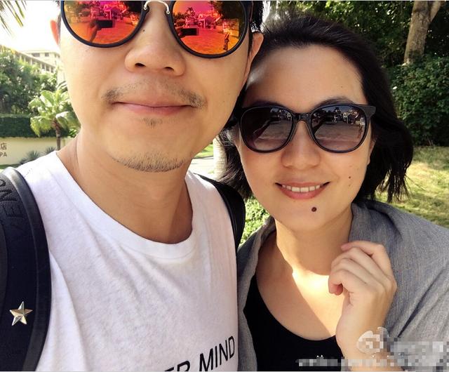 大鹏青梅竹马妻子近照,穿着朴素却被宠成公主,结婚多年似情侣!