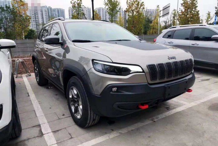 全国首辆19款Jeep自由光到店，颜值大增，越野版还配专属l