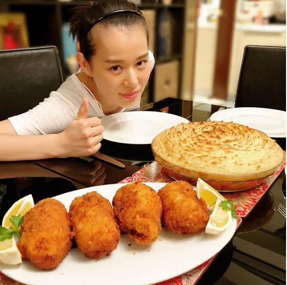 胡杏儿叶璇同框 38岁叶璇与39岁胡杏儿合照吓人被疑整容!