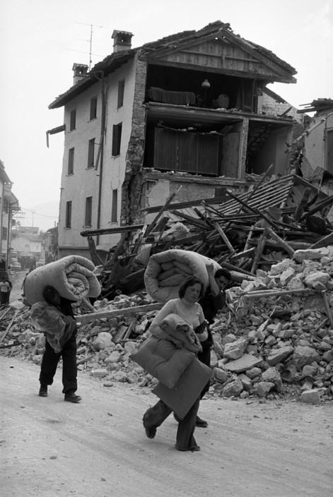 老照片:1976年意大利的地震 多个城镇被夷为平