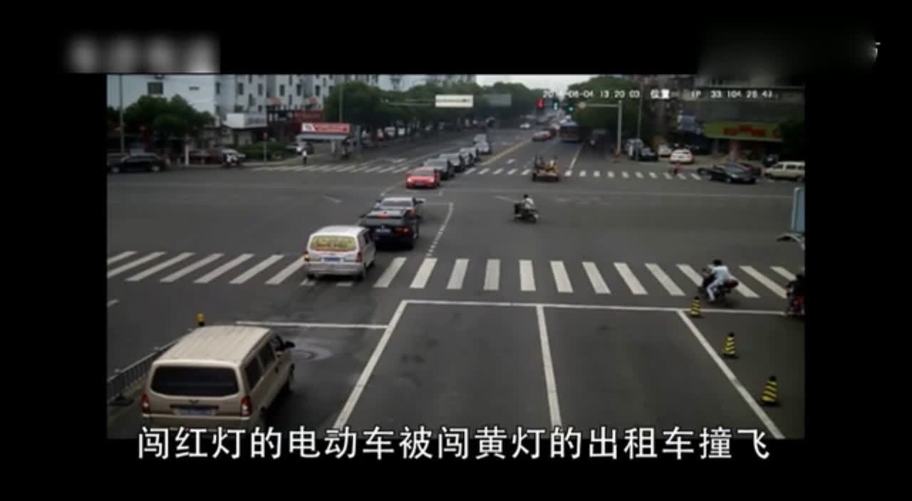 3辆电动车同时闯红灯，其中一辆的结局令人惋惜  ​