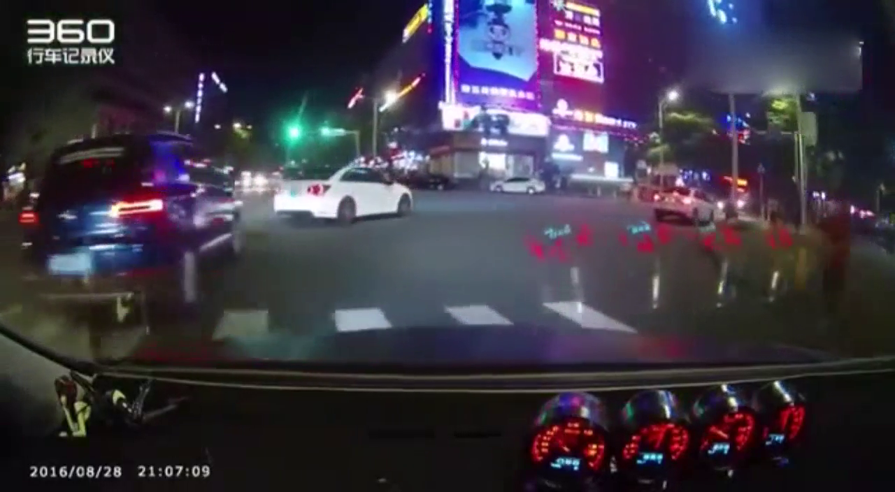 永远不要挑衅改装车，因为你猜不到开车的是位交警！