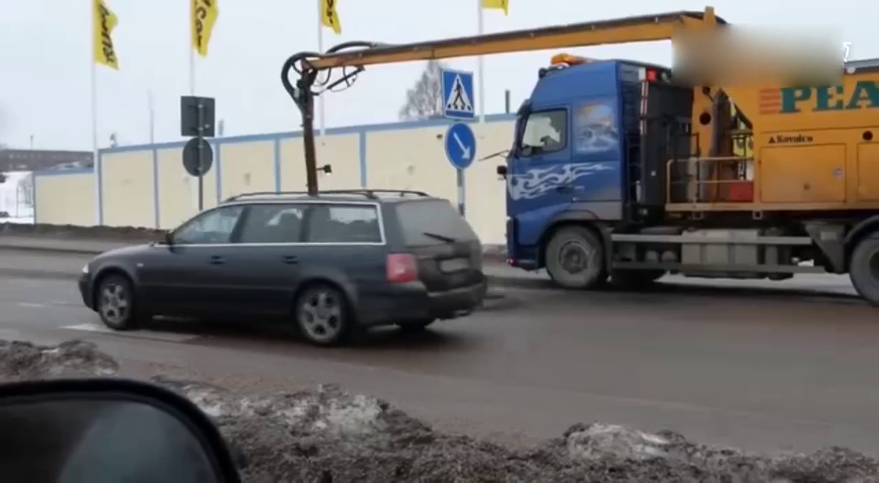 德国发明的道路修补卡车，随修随走不耽误汽车行驶，修补车很不错