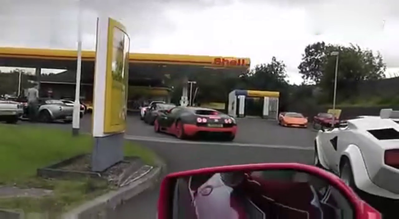 细细品味豪车！超级跑车汇聚加油站请你慢慢看