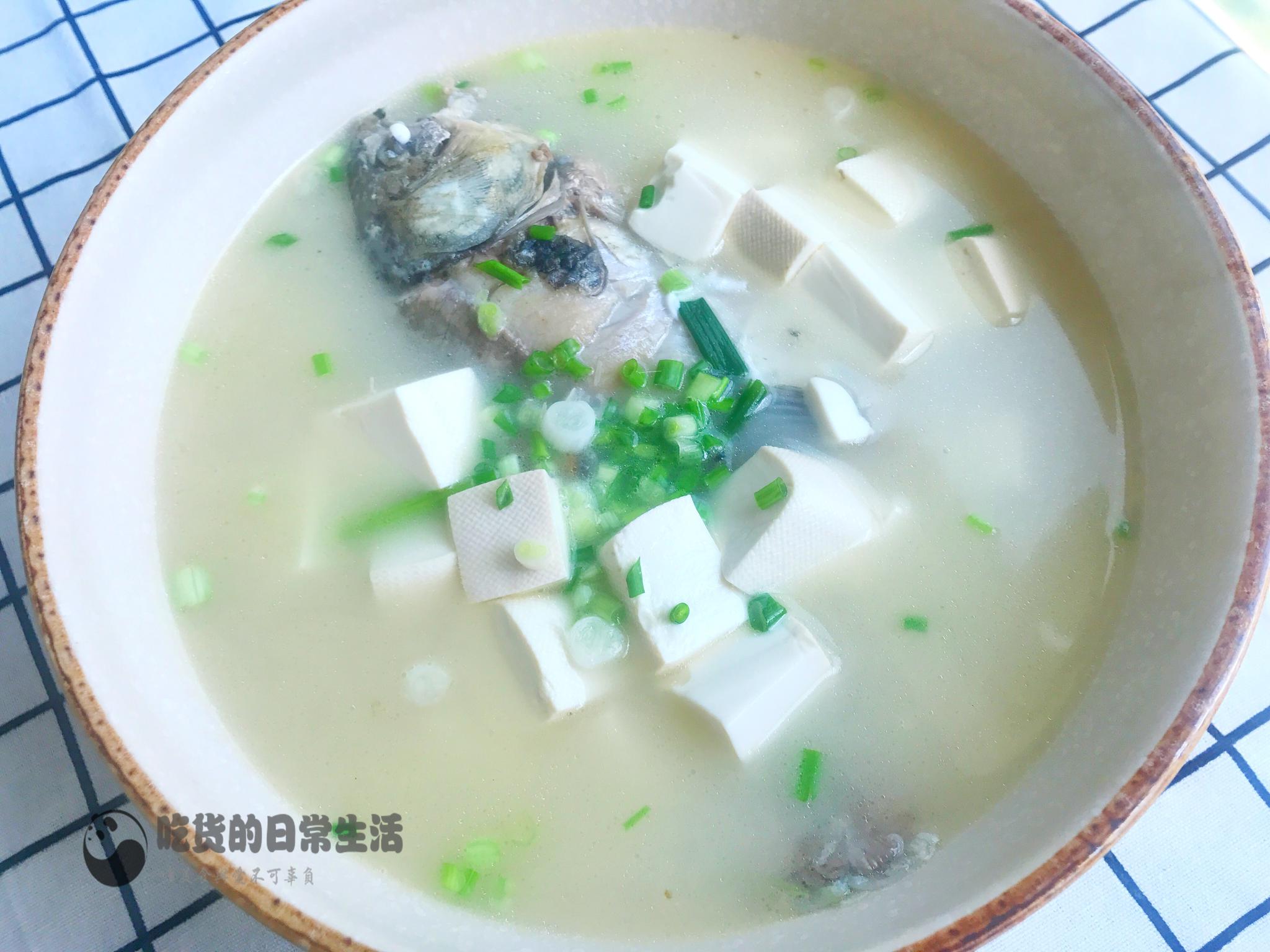 饭馆里卖的鲫鱼豆腐汤那么白，究竟加了些什么东西?