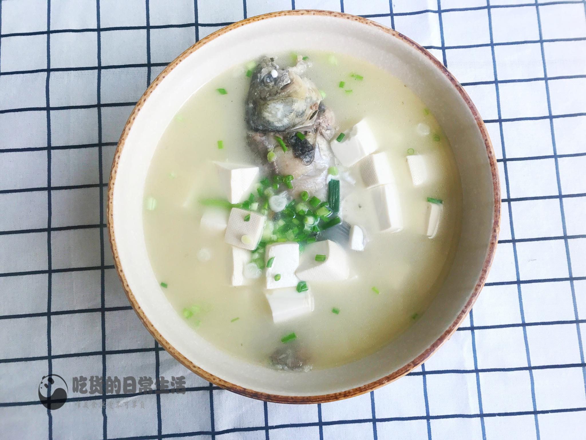 饭馆里卖的鲫鱼豆腐汤那么白，究竟加了些什么东西?