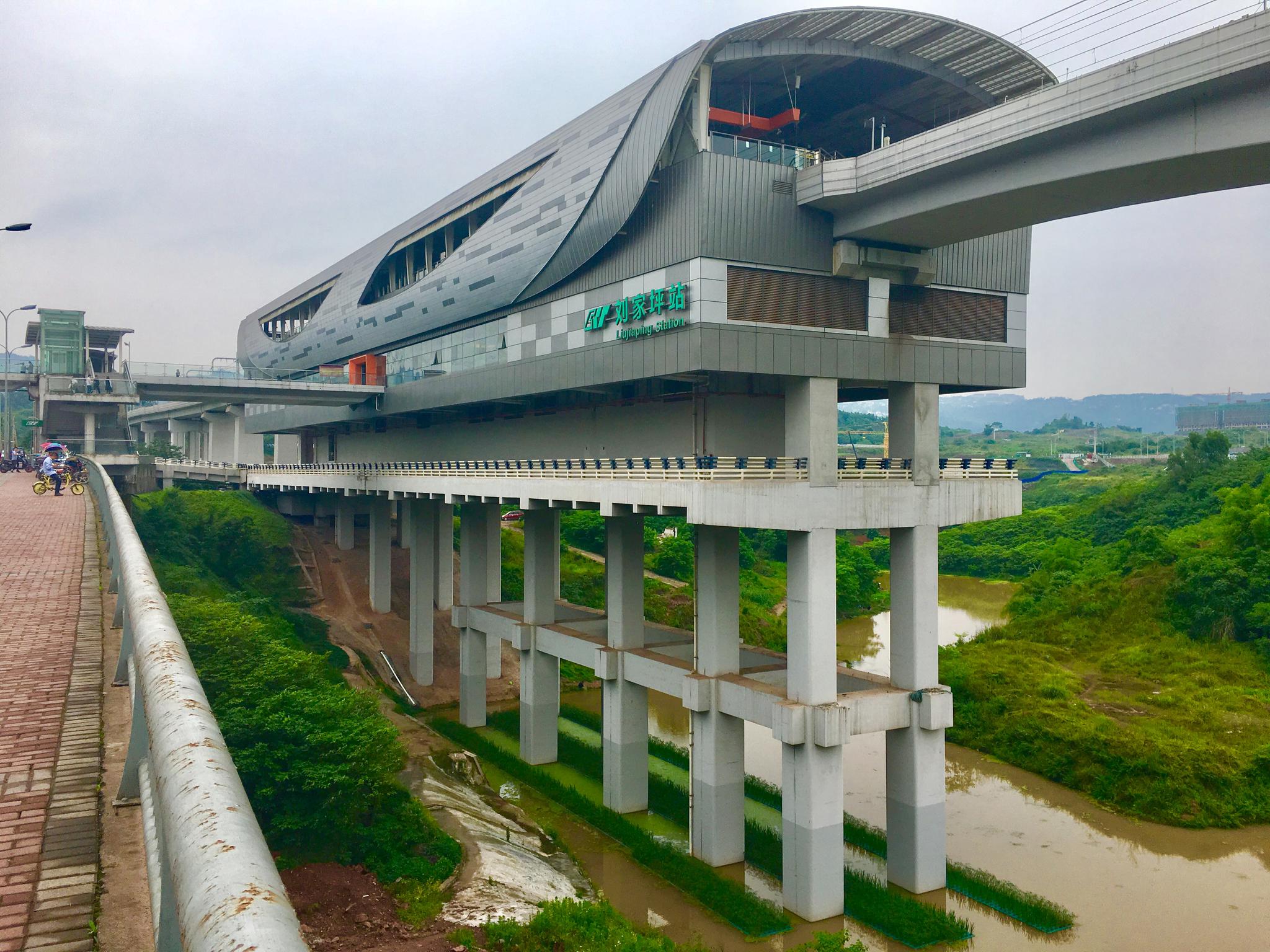 李子坝轻轨站之后刘家坪轻轨站