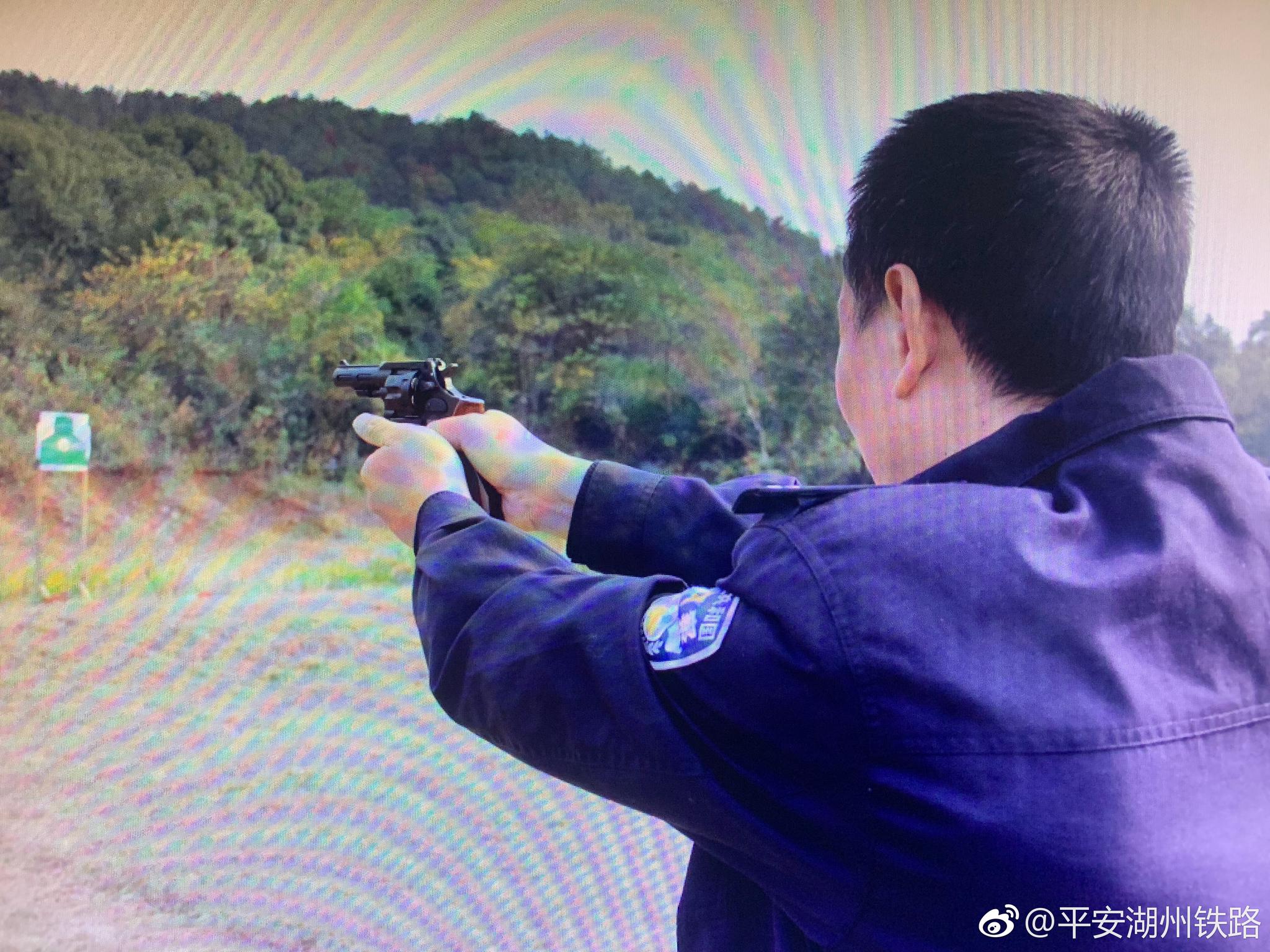 组织开展实弹射击训练