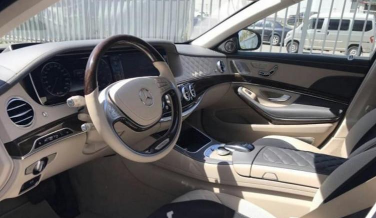 司机将358万奔驰迈巴赫S600停在车位上, 老板