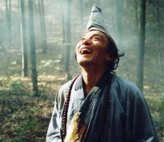 孙悟空和济公同框,六小龄童晒与游本昌合影引回忆