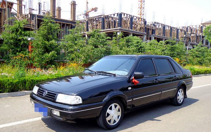 大学生花2万元买辆大众桑塔纳, 朋友都说不值, 打开尾箱全明白了