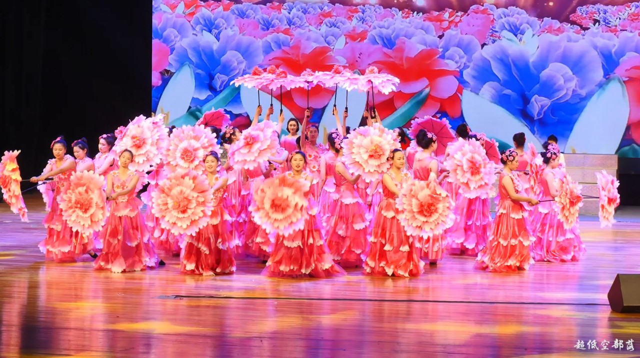 大气开场舞蹈《花开中国》有气势!哈尔滨市第