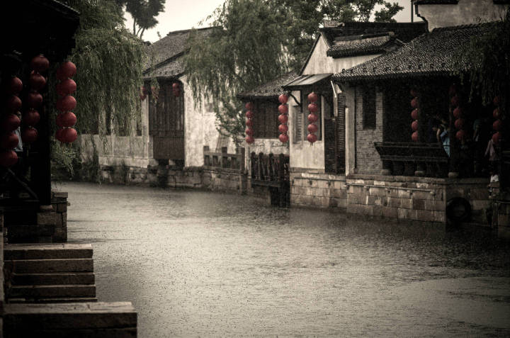 倚楼听风雨,淡看江湖路.