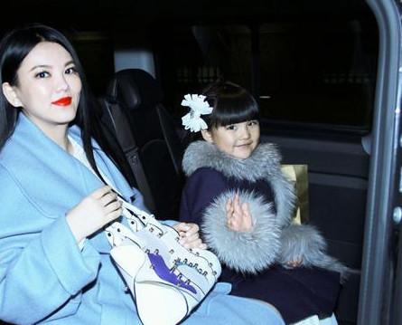 甜馨陪李小璐看樱花心不在焉,飞机上光脚又散