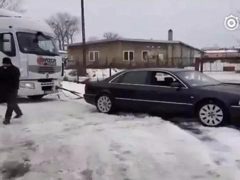 遇上这天气才知道奥迪A8有多牛，估计车主能吹一辈子