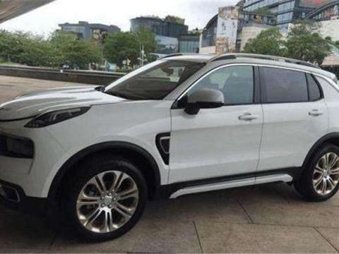 20万吉利领克01遭大众追尾，车主下车一看，直呼：国产车要翻身了