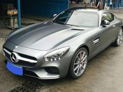 小伙开182万的奔驰AMG GTS去洗车，一旁的GTR车主不由自主笑了