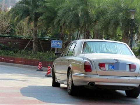 浙江街头偶遇一辆500万宾利，看到车主那一刻，没想到是她！