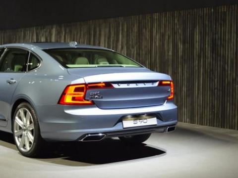 后排大到能蹲人，世界十佳发动机，只卖31万见客户比开奥迪更有面