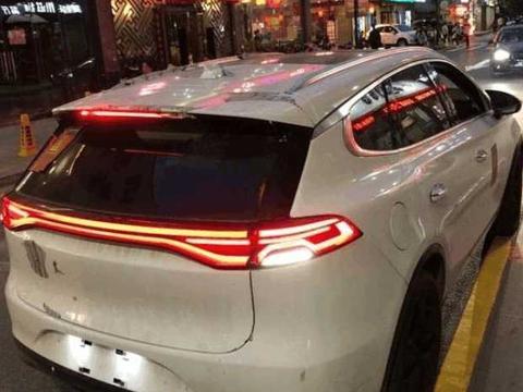 50万级比亚迪新车现身街头，超炫酷尾灯，后视镜还带投影