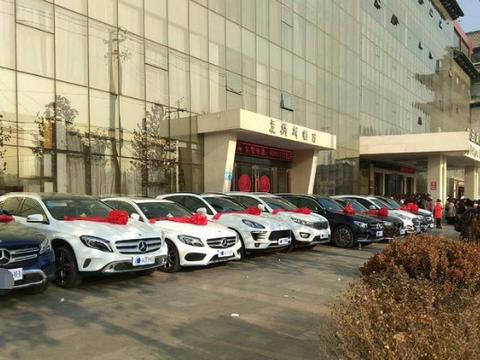 大酒店门口：一排奔驰宝马，不是婚车却是这种用途！