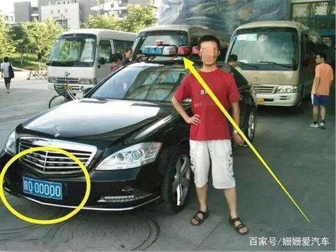 这辆奔驰上路，车牌太亮眼，车辆和路人纷纷让道