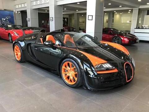 二手车行的镇店之车,918卡雷拉GT簇拥,两款超跑价格加起来没它贵